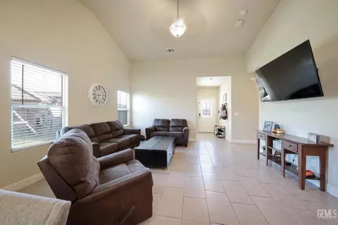 Entry Way - 6016 Fire Opal Dr, Bakersfield, CA 93313 photo 2 of 4