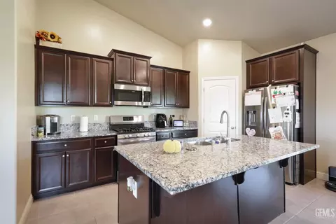 Kitchen - 6016 Fire Opal Dr, Bakersfield, CA 93313 photo 2 of 3