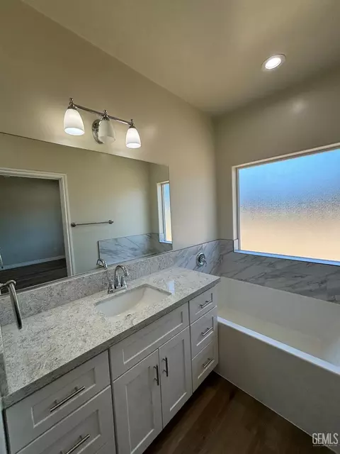 Bath - 21641 Golden Hills Blvd, Tehachapi, CA 93561 photo 1 of 4