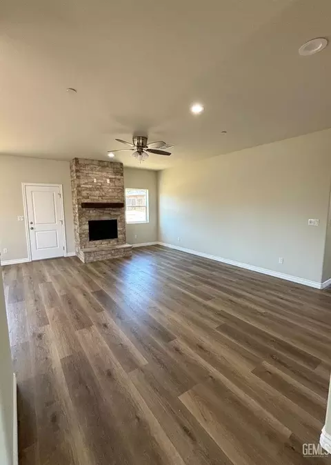 Living - 21641 Golden Hills Blvd, Tehachapi, CA 93561 photo 1 of 2