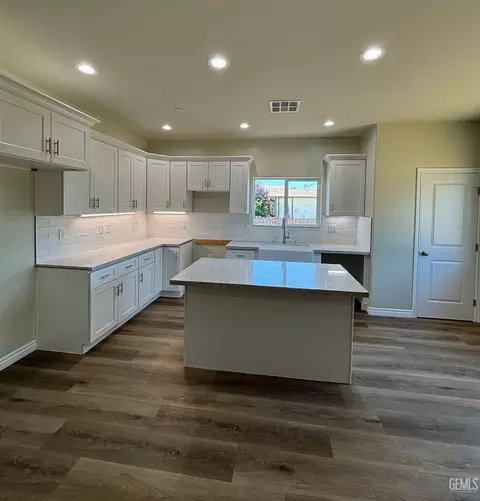 Kitchen - 21641 Golden Hills Blvd, Tehachapi, CA 93561 photo 3 of 3