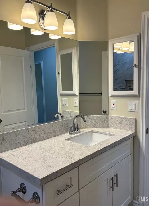 Bath - 21641 Golden Hills Blvd, Tehachapi, CA 93561 photo 4 of 4