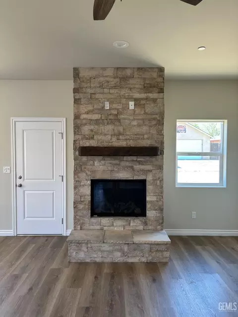 Living - 21641 Golden Hills Blvd, Tehachapi, CA 93561 photo 2 of 2