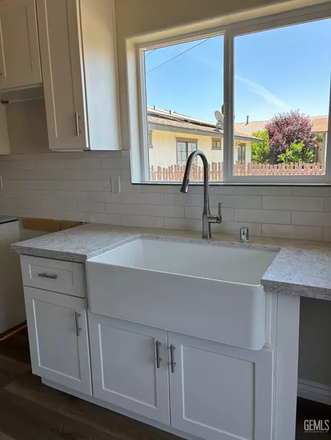 Kitchen - 21641 Golden Hills Blvd, Tehachapi, CA 93561 photo 2 of 3