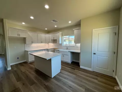 Kitchen - 21641 Golden Hills Blvd, Tehachapi, CA 93561 photo 1 of 3