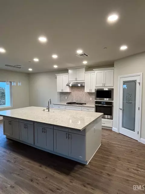 Kitchen - 19613 Rose Ave, Tehachapi, CA 93561 photo 1 of 4