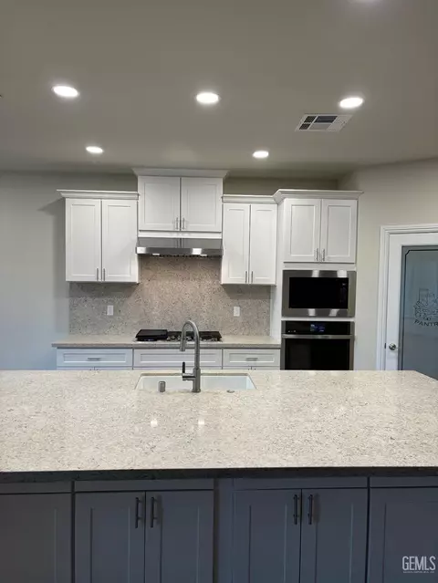 Kitchen - 19613 Rose Ave, Tehachapi, CA 93561 photo 2 of 4