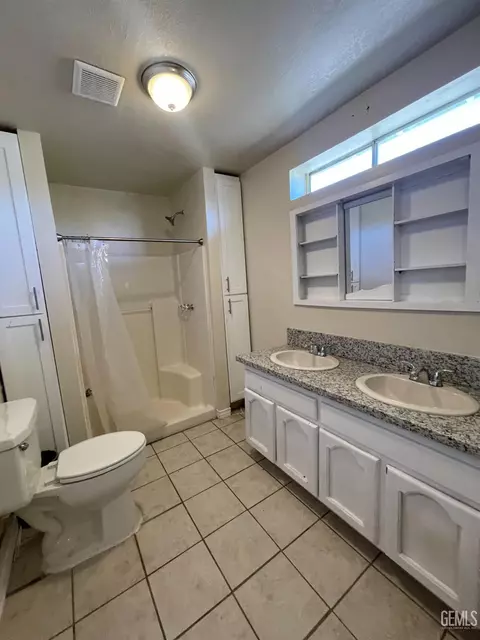 Bath - 20348 Orchard St, Tehachapi, CA 93561 photo 2 of 2