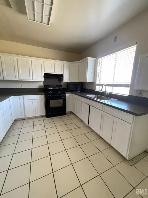 Kitchen - 20348 Orchard St, Tehachapi, CA 93561 photo 3 of 3