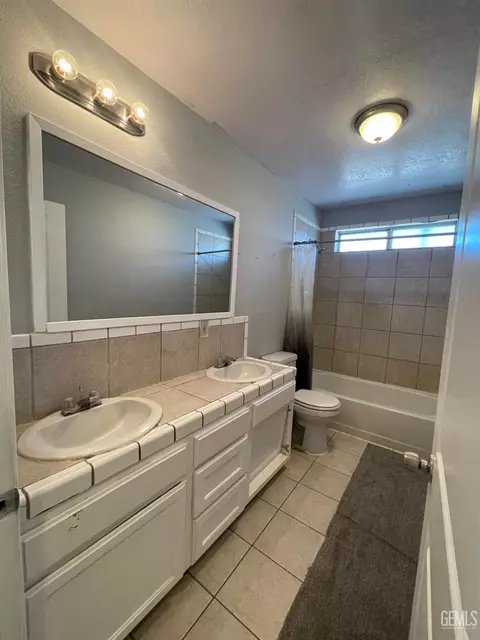 Bath - 20348 Orchard St, Tehachapi, CA 93561 photo 1 of 2