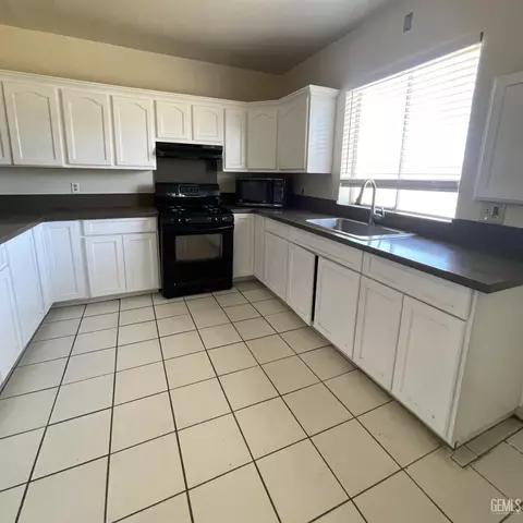 Kitchen - 20348 Orchard St, Tehachapi, CA 93561 photo 2 of 3