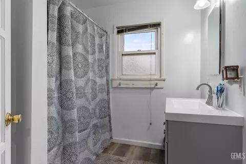 Bath - 342 C St, Wasco, CA 93280 photo 1 of 1