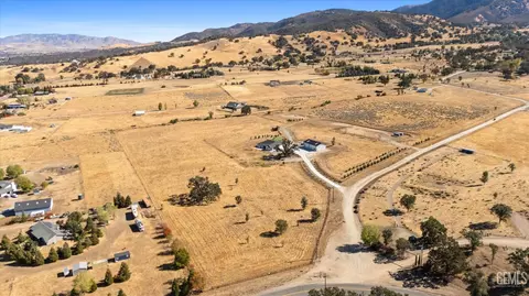 23003 Creekside Dr, Tehachapi, CA 93561 photo 1