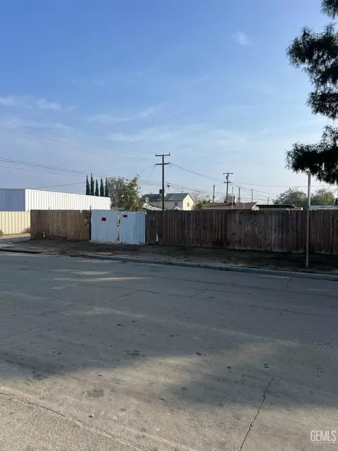1712 S P St, Bakersfield, CA 93307