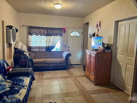 327 Lucard St, Taft, CA 93268 photo 4