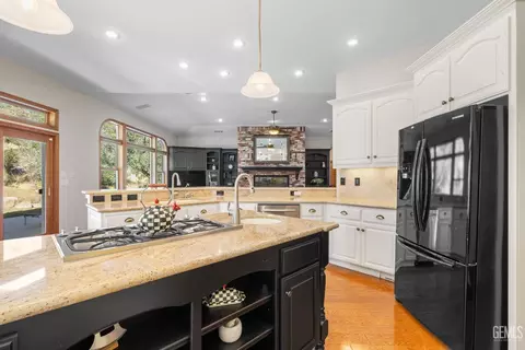 Kitchen - 28701 Silverberry Ct, Keene, CA 93531 photo 10 of 12