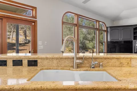 Kitchen - 28701 Silverberry Ct, Keene, CA 93531 photo 8 of 12