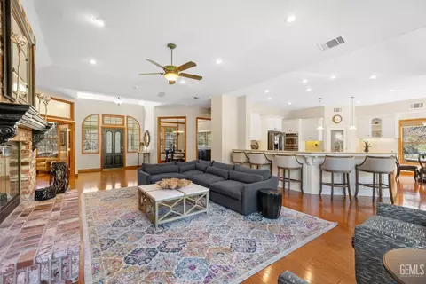 Living - 28701 Silverberry Ct, Keene, CA 93531 photo 4 of 7