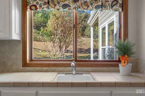 Kitchen - 28701 Silverberry Ct, Keene, CA 93531 photo 12 of 12