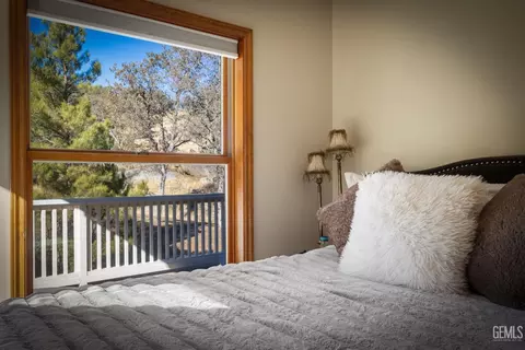 Bedroom - 28701 Silverberry Ct, Keene, CA 93531 photo 7 of 11