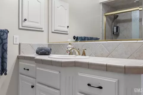 Bath - 28701 Silverberry Ct, Keene, CA 93531 photo 7 of 7
