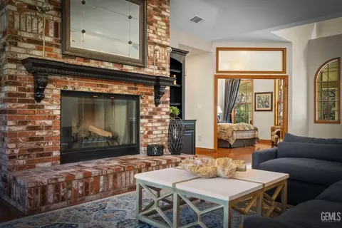 Living - 28701 Silverberry Ct, Keene, CA 93531 photo 6 of 7