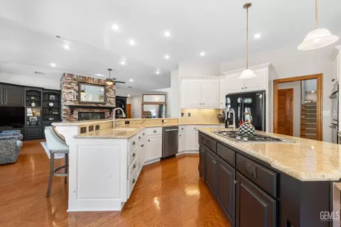 Kitchen - 28701 Silverberry Ct, Keene, CA 93531 photo 7 of 12