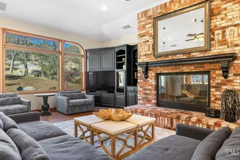 Living - 28701 Silverberry Ct, Keene, CA 93531 photo 3 of 7