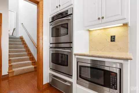 Kitchen - 28701 Silverberry Ct, Keene, CA 93531 photo 6 of 12