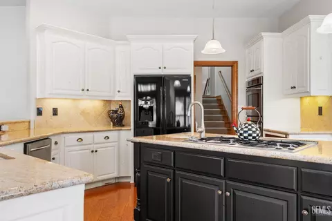 Kitchen - 28701 Silverberry Ct, Keene, CA 93531 photo 9 of 12
