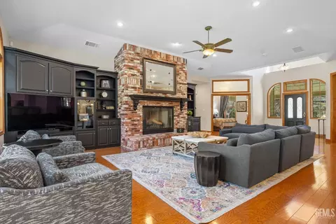 Living - 28701 Silverberry Ct, Keene, CA 93531 photo 5 of 7