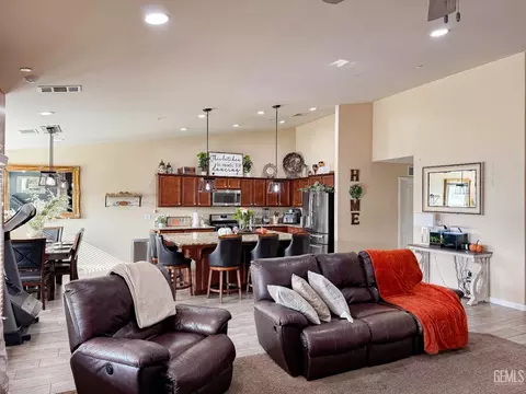 5715 Biddeford St, Bakersfield, CA 93313 photo 4