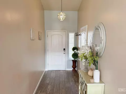 5715 Biddeford St, Bakersfield, CA 93313 photo 2