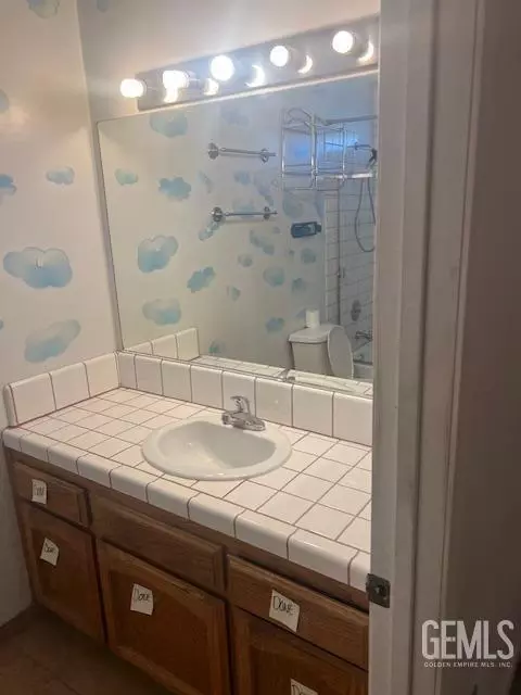 Bath - 1932 Cherrytree Way, Wasco, CA 93280 photo 1 of 6