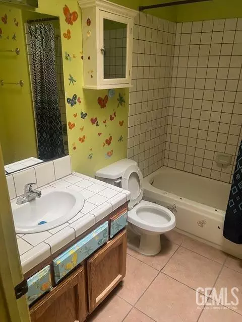 Bath - 1932 Cherrytree Way, Wasco, CA 93280 photo 4 of 6