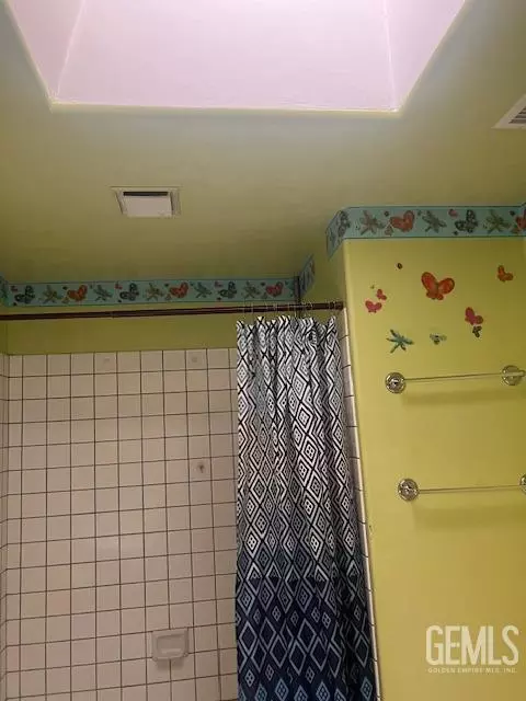 Bath - 1932 Cherrytree Way, Wasco, CA 93280 photo 6 of 6