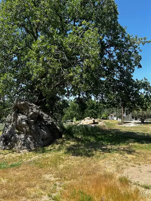 27400 Buckpasser Dr, Tehachapi, CA 93561 photo 4