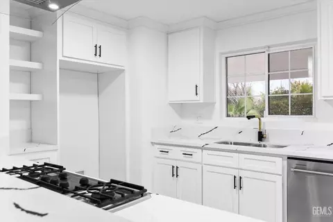 Kitchen - 274 Olson Ave, Shafter, CA 93263 photo 4 of 6