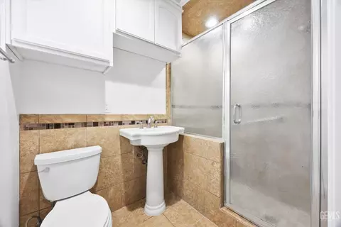Bath - 274 Olson Ave, Shafter, CA 93263 photo 3 of 3