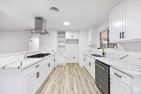 Kitchen - 274 Olson Ave, Shafter, CA 93263 photo 3 of 6