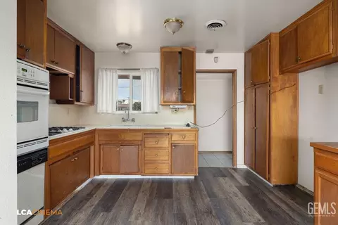 Kitchen - 451 Atlantic Ave, Shafter, CA 93263 photo 1 of 1