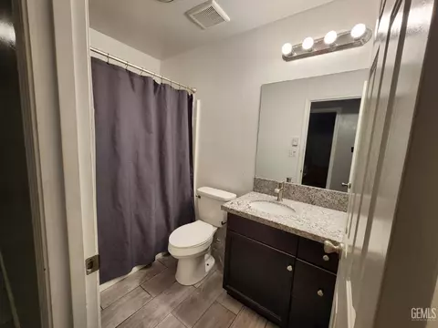 Bath - 600 Aussie Ave, Bakersfield, CA 93307 photo 1 of 2