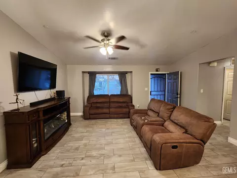 Living - 600 Aussie Ave, Bakersfield, CA 93307 photo 1 of 2