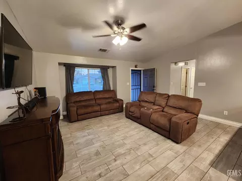 Living - 600 Aussie Ave, Bakersfield, CA 93307 photo 2 of 2