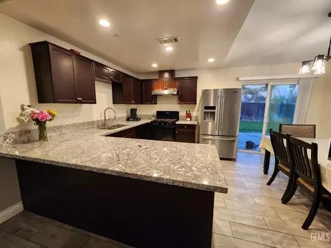 Kitchen - 600 Aussie Ave, Bakersfield, CA 93307 photo 2 of 3