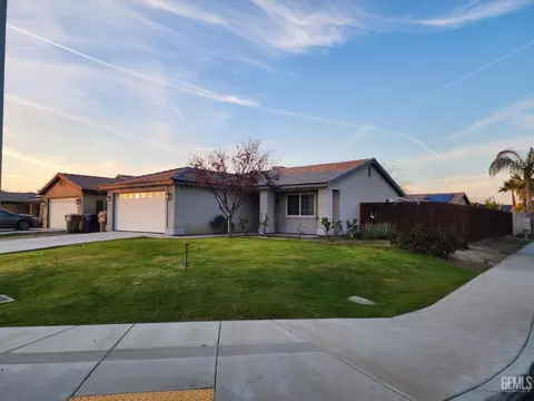 Exterior - 600 Aussie Ave, Bakersfield, CA 93307 photo 2 of 4