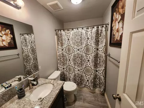 Bath - 600 Aussie Ave, Bakersfield, CA 93307 photo 2 of 2