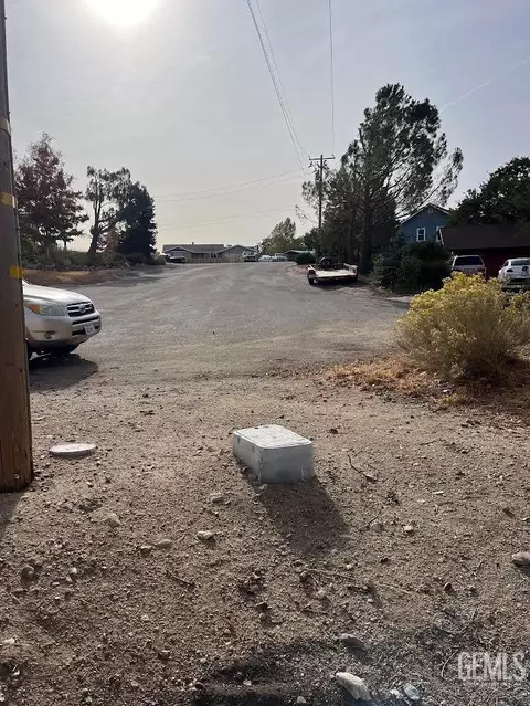 23029 Tulip St, Tehachapi, CA 93561 photo 2