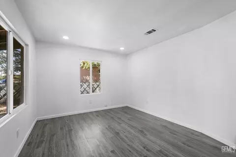 413 Easter St, Bakersfield, CA 93307 photo 13