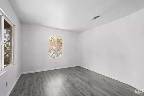 413 Easter St, Bakersfield, CA 93307 photo 12